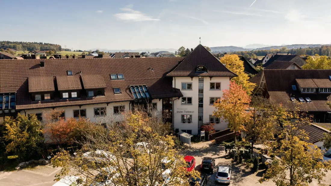 Das Restaurant Zum Türmli in Watt von aussen, im Herbst